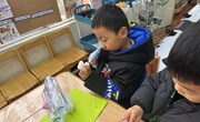 科学区域：多材料探索小船的制作